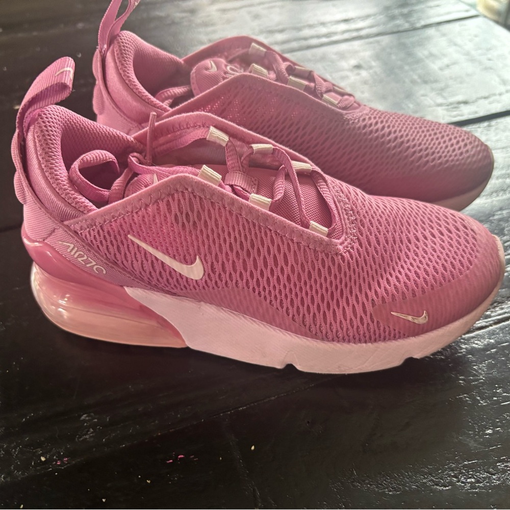 Nike Air Max 270 in Vibrant Pink